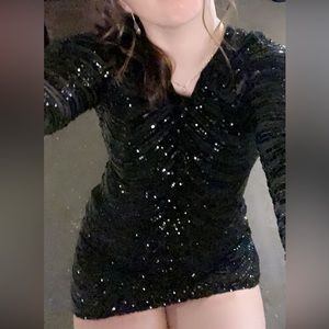 Black sequence dress! Size 6, fits a medium-large, it’s pretty stretchy!